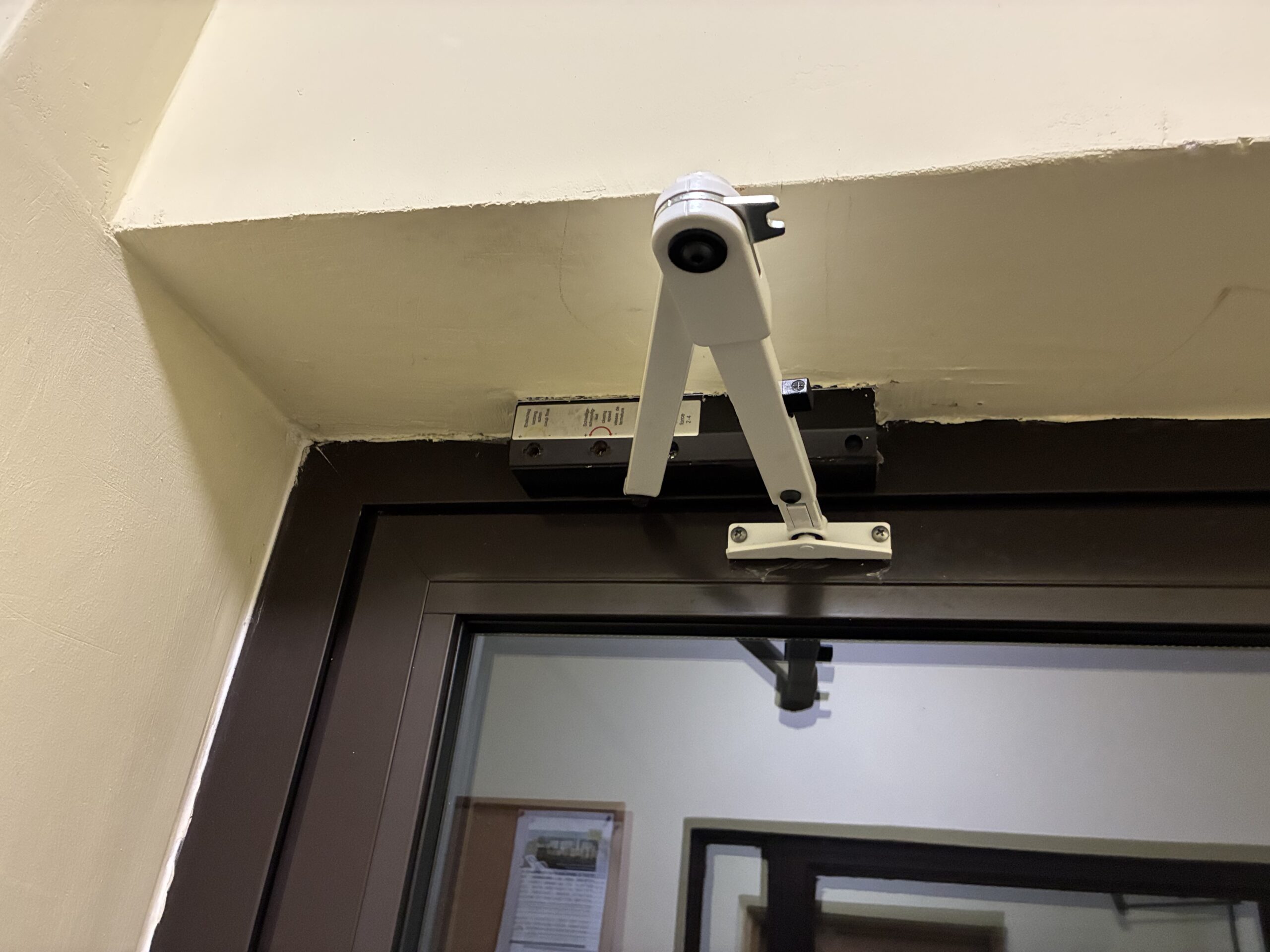 Read more about the article Naprawa i wymiana drzwi wejściowych do klatek schodowych